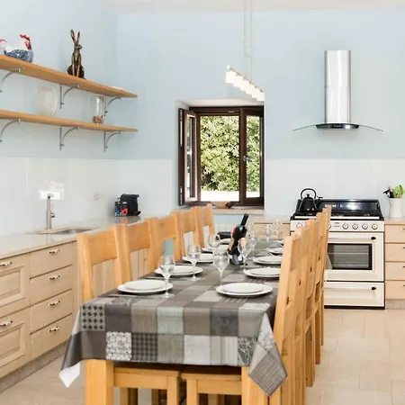 فيلة Trullo Negli Alberi *